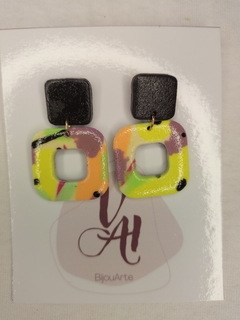 Aro colgante pop negro con detalles en colores brillantes