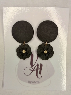 Aro colgante circulo negro con flor