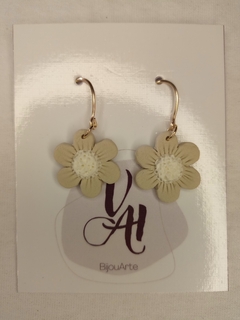 Aro colgante florcitas beige