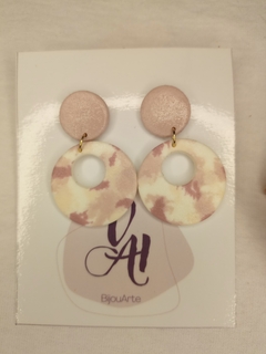 Aro colgante circular camuflado en tonos rosas