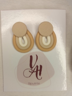 Aro colgante tonos beige