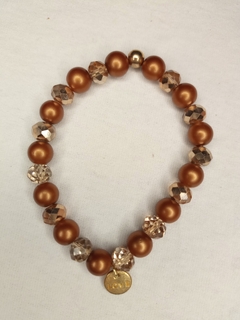 Pulsera con mix de piedras y dije love en tonos marrones