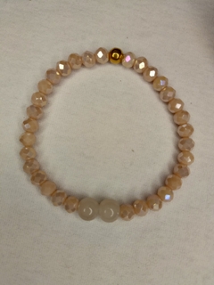 Pulsera piedras de vidrio facetadas en tonos rosas claros.