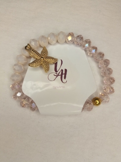 Pulsera piedras de vidrio facetadas blancas con dije estrella de mar