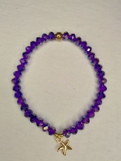 Pulsera con cristales de vidrio facetados en color violeta y dije de estrella