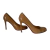 Scarpin Louboutin bege verniz na internet