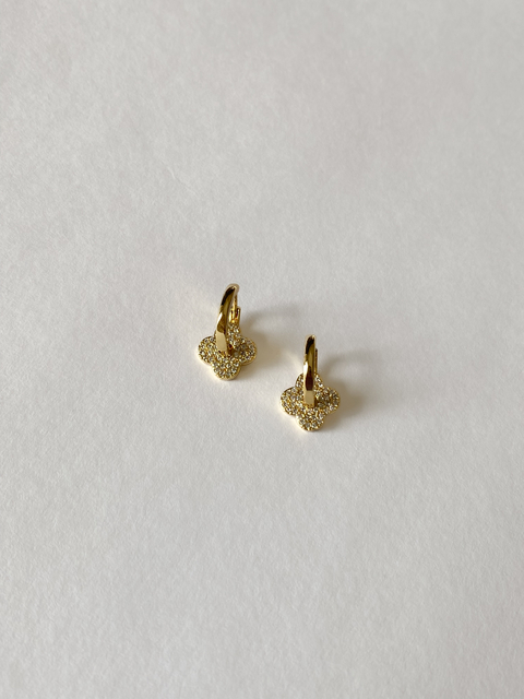 Argola click com pingente trevo