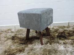 PUFF BANQUETA RETRO QUADRADO SUEDE CINZA DECORACAO SALA na internet