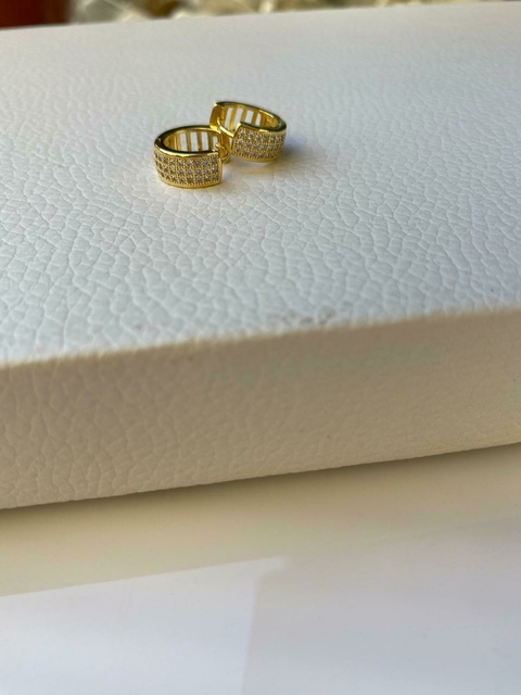 Argola cravejada zircônia M