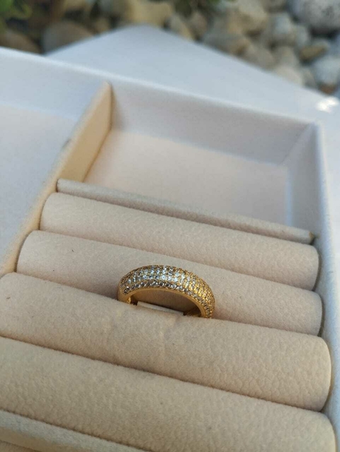 Anel fileiras cravejado