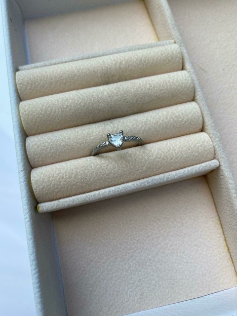 Anel coração cravejado