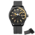 Relógio Curren Masculino Militar com design moderno, mostrador preto e detalhes em dourado, pulseira de borracha.