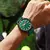 Relógio Curren Masculino Militar com mostrador verde e pulseira de silicone, sendo usado em um ambiente ao ar livre.