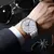 Relógio Curren masculino elegante de pulso com mostrador branco e ponteiros azuis, pulseira de metal prata