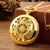 Relógio de Bolso Quartzo com Algarismos Arábicos Steampunk encostado mesa