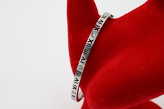 Brazalete con números romanos en acero inoxidable 316L. - comprar en línea