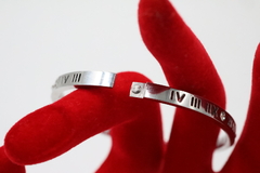 Brazalete con números romanos en acero inoxidable 316L. en internet