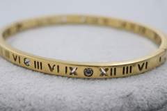 Brazalete con números romanos en acero inoxidable 316L. - comprar en línea