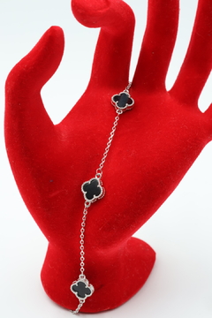 Pulsera tipo Van Cleef 3 tréboles negros en plata .925 con piedra ónix.