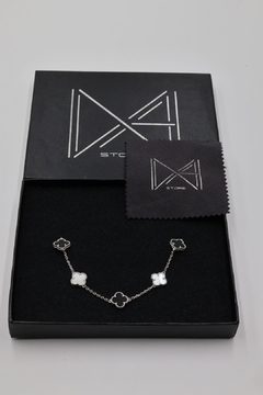 Pulsera tipo Van Cleef 5 tréboles negro y blanco en plata .925 con piedra ónix. - tienda en línea