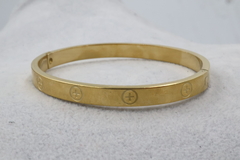 Brazalete tipo Crthr Love en acero inoxidable 316L.