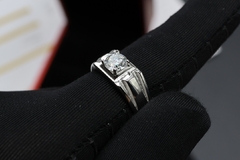 Anillo Ajustable (8-10) en Plata .925 con incrustaciones de 0.8ct de Moissanita D Corte VVS1 de 6 mm y Zirconia