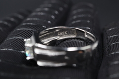 Anillo Ajustable (8-10) en Plata .925 con incrustaciones de 0.8ct de Moissanita D Corte VVS1 de 6 mm y Zirconia - tienda en línea