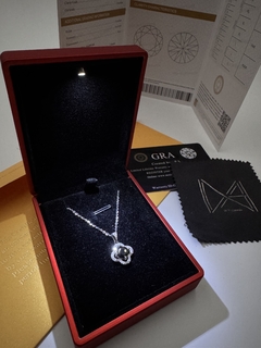 Collar Trébol tipo Van Cleef en Plata .925 con Moissanita Black de 5 mm corte VVS1 0.5 ct rodeada de Zirconias 5A