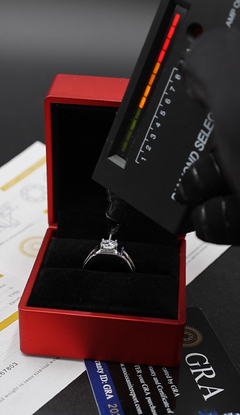 Imagen de Anillo Ajustable (8-10) en Plata .925 con incrustaciones de 1ct de Moissanita D Corte VVS1 de 6.5 mm y Zirconia