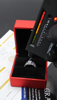 Imagen de Anillo Ajustable (8-10) en Plata .925 con incrustaciones de 1ct de Moissanita D Corte VVS1 de 6.5 mm y Zirconia