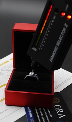 Imagen de Anillo Ajustable (8-10) en Plata .925 con incrustaciones de 0.8ct de Moissanita D Corte VVS1 de 6 mm y Zirconia