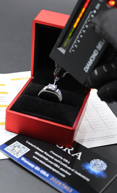 Anillo Ajustable (8-10) en Plata .925 con incrustaciones de 2ct de Moissanita D Corte VVS1 de 8 mm y Zirconia