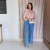 A Bata Boho Melissa é aquela peça que combina charme e conforto com um toque romântico irresistível. Confeccionada em tecido leve e fluido, ela proporciona caimento perfeito e frescor durante o dia todo.

Com babados delicados, manga longa com elástico no