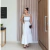 O Vestido Mara oferece elegância e sofisticação em uma peça longa de alfaiataria, ideal para suas celebrações.