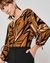 Blusa decote canoa em viscose estampa folhas c/ mg 3/4 vazada - Allú