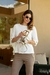 Blusa decote canoa em malha fluity lisa c/ mg 3/4 c/ botão