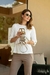 Blusa decote canoa em malha fluity lisa c/ mg 3/4 c/ botão - Allú