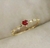 1 anillo con diseño de cadena incluyendo con un dije de corazón rojo