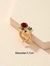 1 anillo con una flor roja muy linda y unos pétalos igual de lindos en internet