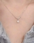Cadena de plata con un dije en forma de gota de agua