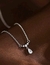 Cadena de plata con un dije en forma de gota de agua en internet
