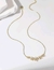 Collar con un diseño floral en el centro - comprar en línea