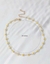 Collar de flores blancas