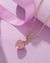 Collar con un dije de corazón rosa