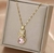 Collar con un dije de gato con un cuerpo de tulipán rosaß en internet