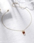 Collar con un dije de corazón rojo en internet