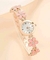 1 reloj cuarzo redondo con decoración floral para las vacaciones o otras ocasiones .