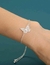 Pulsera con un dije de mariposa que brilla en la noche en internet