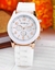 Reloj con Detalles en Blanco