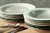 PLATO BASE DE PORCELANA CONIFERE TAUPE DE 30CM - Tendence